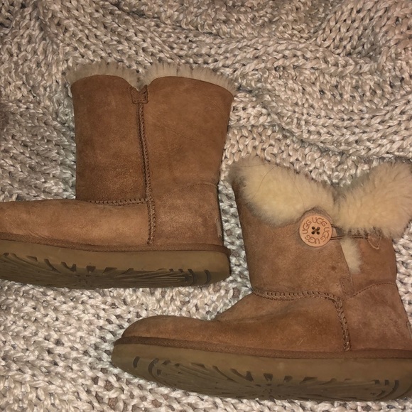 Chestnut bailey button uggs - Picture 3 of 4